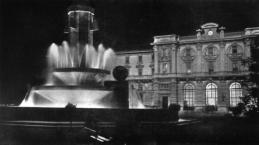 cuneo-faro-e-fontana-visione-notturna-della-nuova-stazione-ferroviaria