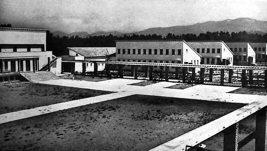 massa-carrara-villaggio-marino-arnaldo-mussolini-della-gil-di-vercelli-a-marina-di-carrara-i-dormitori-per-i-balilla-quelli-per-le-piccole-italiane-sono-simmetrici-a-questi-rispetto-al-refettorio