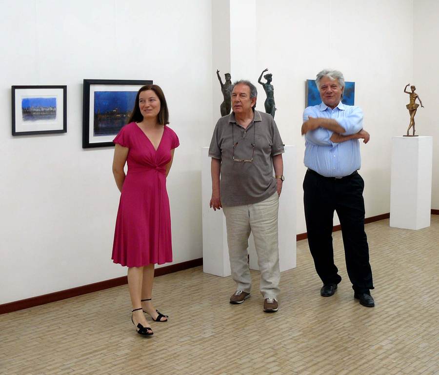 Adamiano con Arianna Sartori e lo scultore Michele Zoppino, Mantova, Galleria Sartori, 7 giugno 2014.