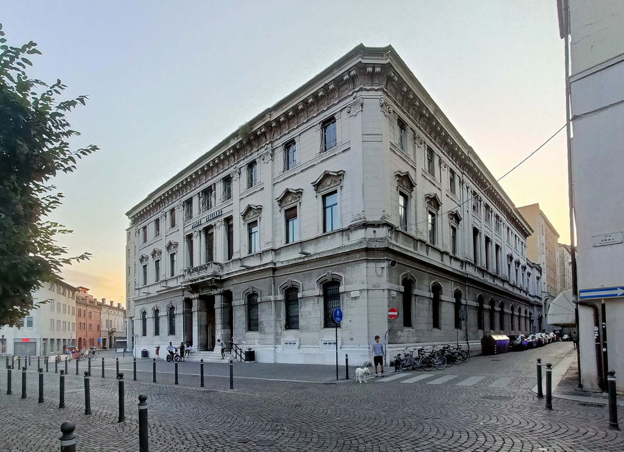 mantova-palazzo-delle-poste-e-del-telegrafo-piazza-cavallotti-angolo-via-grazioli