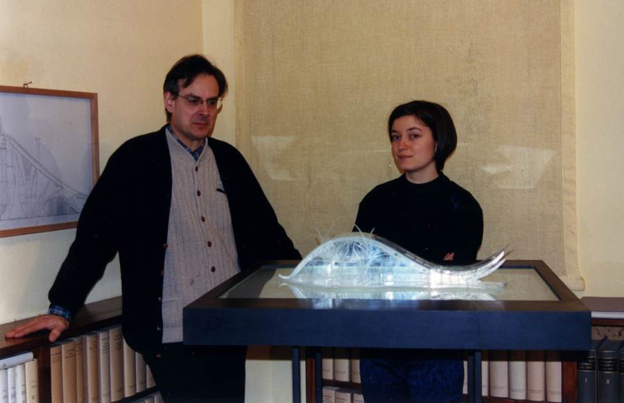 Filippo Avalle all'inaugurazione della sua personale a Mantova, con Arianna Sartori, 26 febbraio 1999.