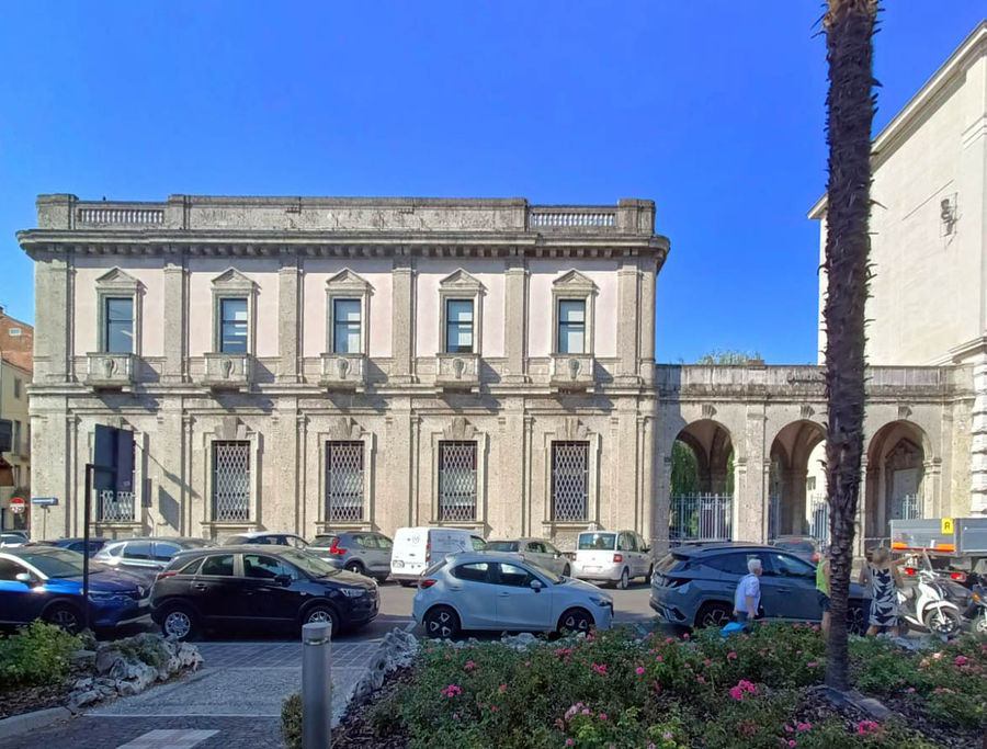mantova-banca-cariplo-uffici-comunali-banca-su-via-matteotti-angolo-via-mazzini