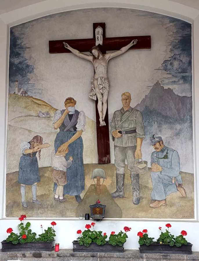 bolzano-castelrotto-cappella-ai-caduti-di-guerra-dipinto
