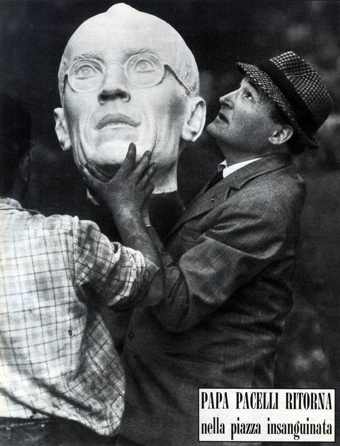 Antonio Berti con la testa di Papa Pio XII ... - (1966)