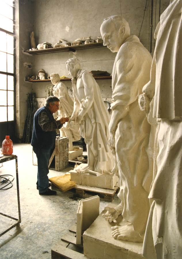 Floriano Bodini nello studio. I sette di Gottinga, 1998, statue in gesso (particolare)