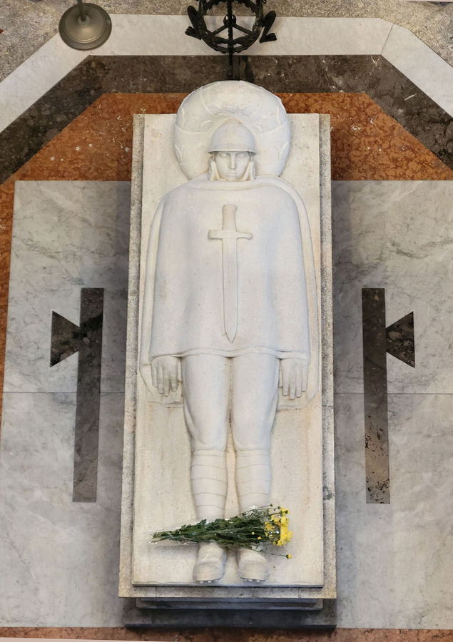 sarcofago-al-milite-ignoto-tempio-sacrario-cristo-re-di-messina