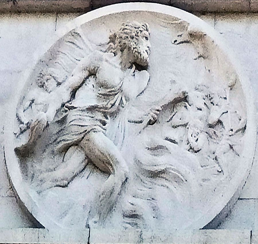 bolzano-icaro-che-studia-il-volo-delle-aquile-monumento-alla-vittoria