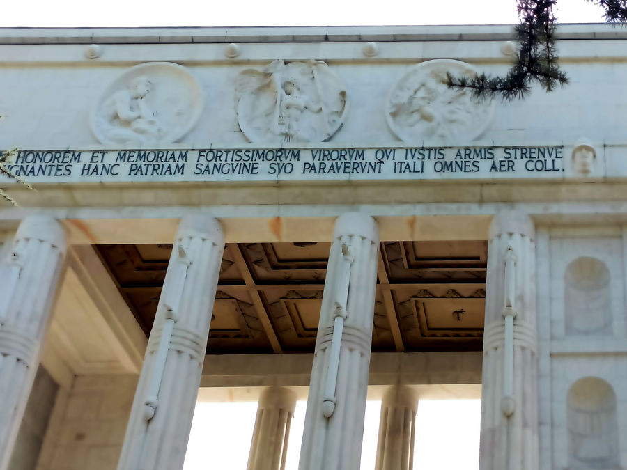 bolzano-facciata-posteriore-icaro-che-studia-il-volo-delle-aquile-litalia-vittoriosa-prometeo-monumento-alla-vittoria