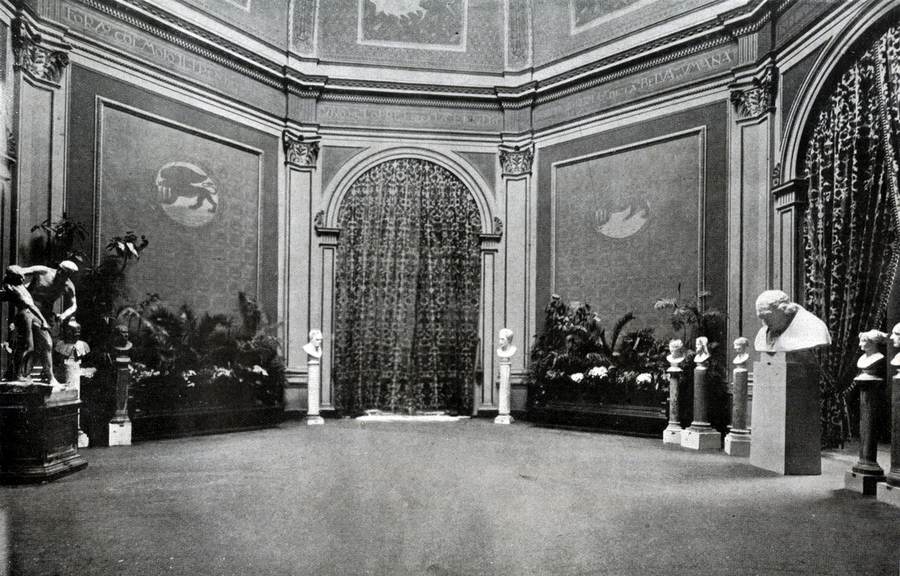 1922 - Atrio d'ingresso dell'Esposizione Biennale di Venezia, con le sculture di Antonio Canova.