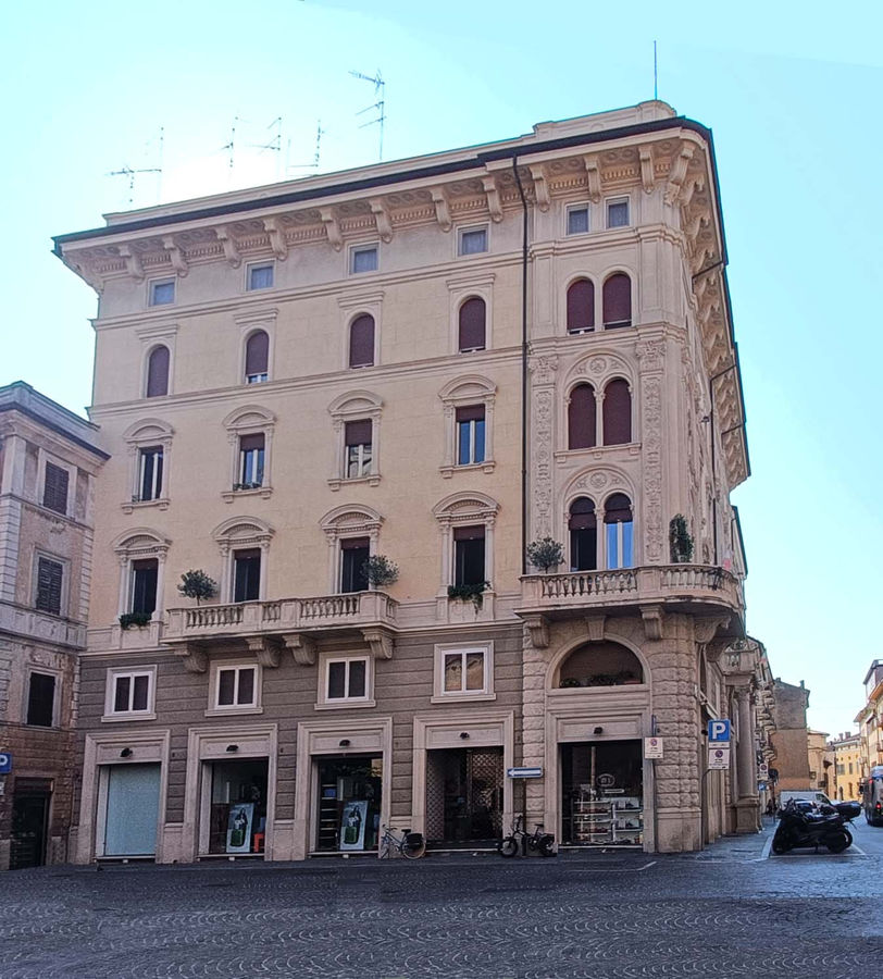 mantova-palazzo-gallico-piazza-concordia