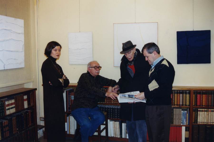 Rino Carrara (seduto), con Arianna Sartori, lo scultore Albano Seguri e Adalberto Sartori, in occasione della sua mostra personale a Mantova il 12 marzo 1999.