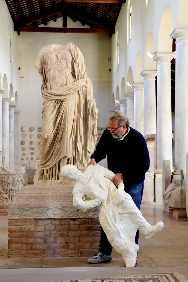 Domenico Castaldi con un'opera (dormiente) nel Museo Nazionele Concordiese di Portogruaro