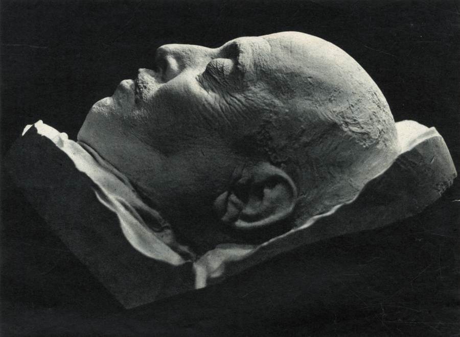 maschera-funeraria-di-filippo-meda-tratta-dallo-scultore-giannino-castiglioni