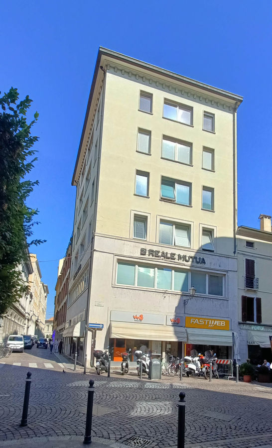 mantova-palazzo-su-via-grazioli-angolo-via-roma-reale-mutua