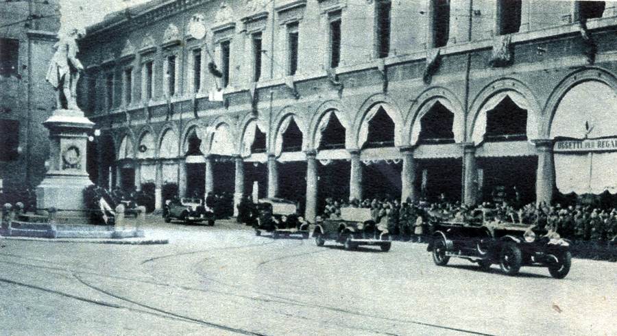 1937 - Il corteo Reale sfila davanti al Monumento a Galvani... (1937 - G. P. Fabretto, Il bicentenario di Luigi Galvani,  Milano, Pro Familia, n. 44, 31 ottobre XV, p. 569).