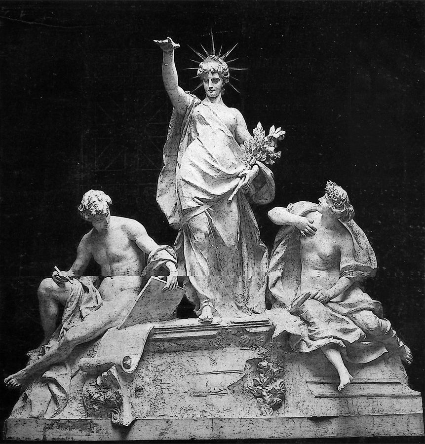 roma-palazzo-delle-esposizioni-gruppo-con-due-figure-femminili-che-rappresentano-larte-e-la-pace-e-una-figura-pensosa-di-uomo-che-rappresenta-lo-studio