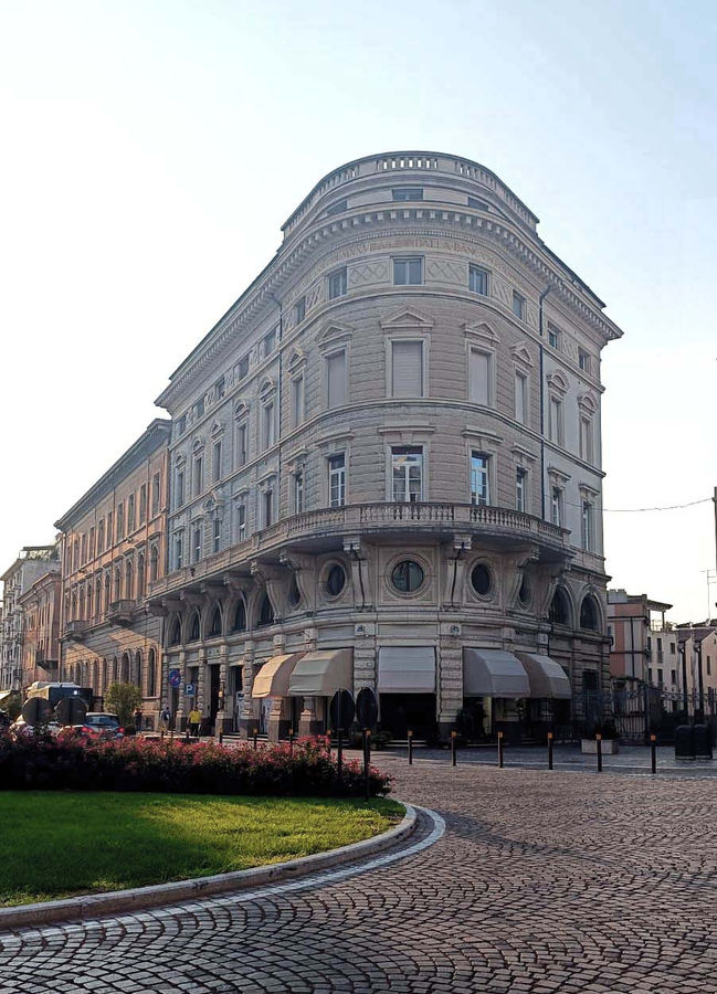 mantova-palazzo-della-banca-agricola-mantovana-tra-piazza-cavallotti-e-corso-vittorio-emanuele