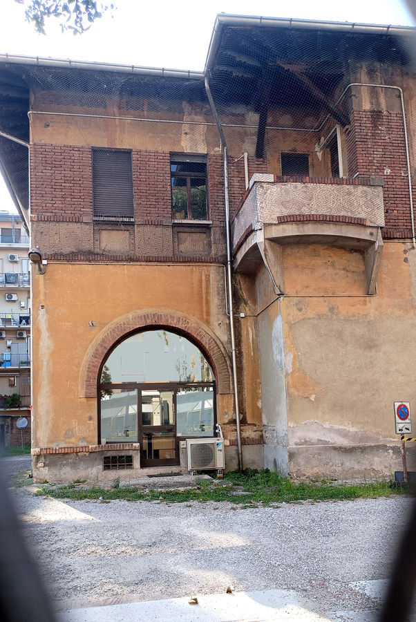 mantova-sede-dellistituto-pro-lattanti-e-slattati-ernesto-soncini-in-viale-risorgimento-angolo-via-rippa-a-mantova-particolare-oggi-sede-arpa