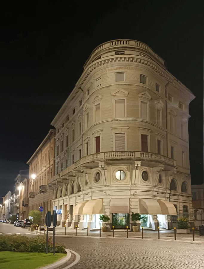 palazzo-della-banca-agricola-mantovana-tra-piazza-cavallotti-e-corso-vittorio-emanuele-mantova
