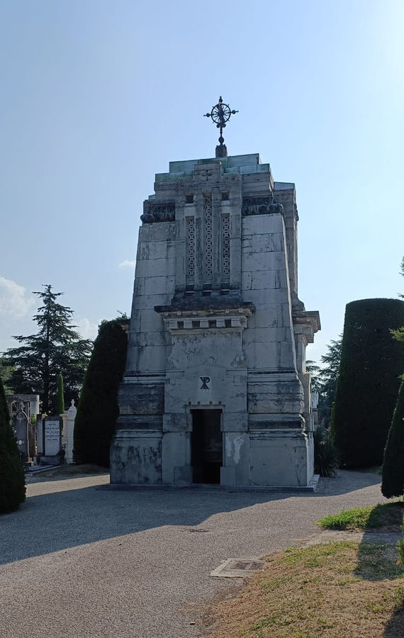 mantova-cimitero-monumentale-cappella-famiglia-valentini-retro