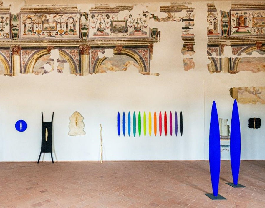 astrattismo-magico-fase-seconda-tondo-blu-vello-nero-e-vello-bianco-di-giasone-icone-arcobaleno-e-icone-blu-lapislazzuli