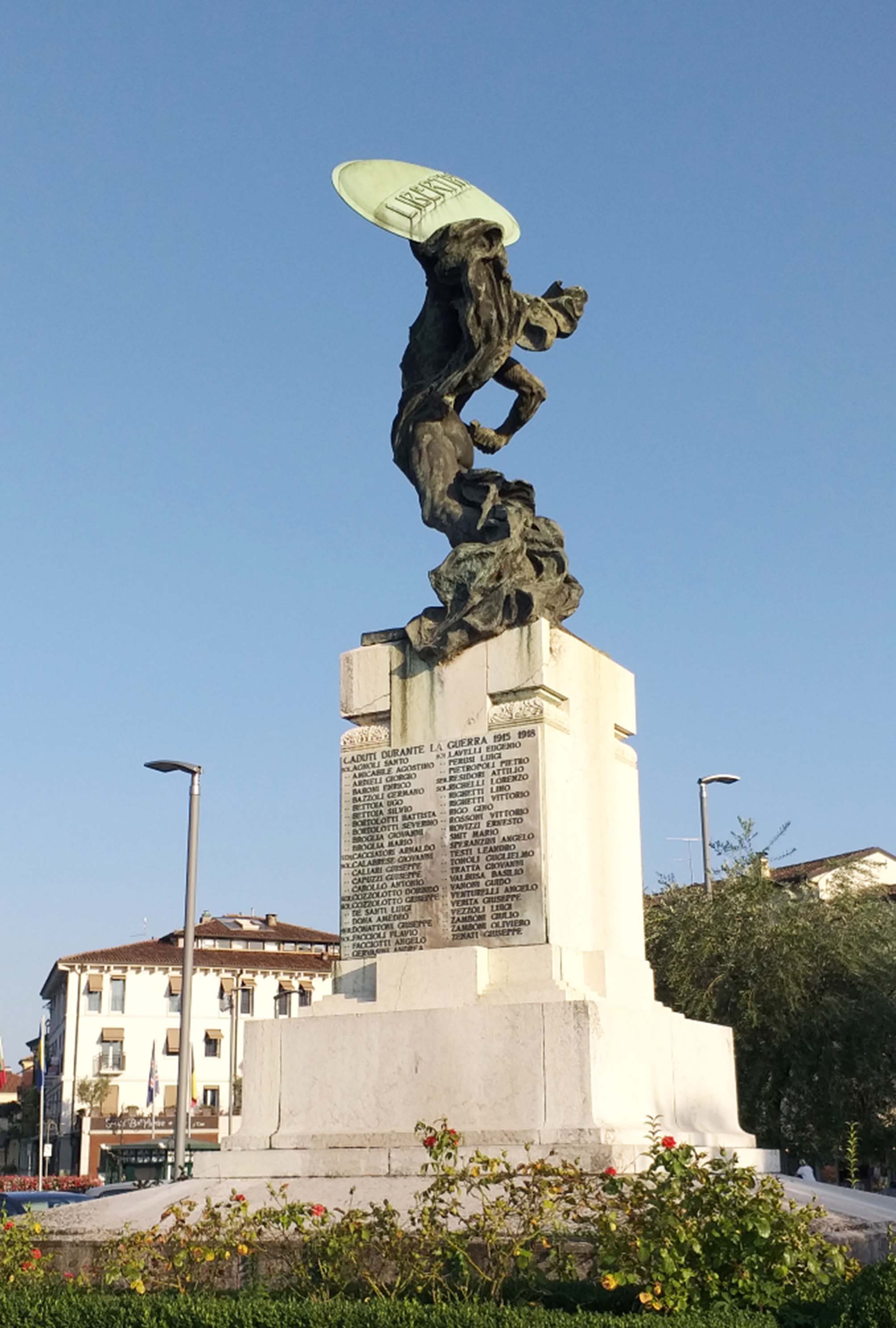 monumento-ai-caduti-di-peschiera-del-garda