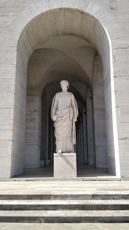 roma-eur-la-scultura-palazzo-della-civilta-italiana