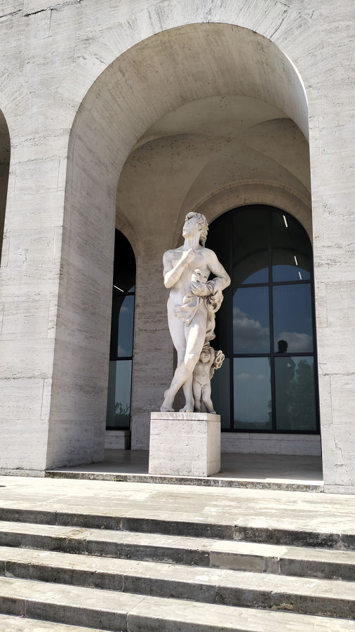 roma-eur-il-genio-del-teatro-palazzo-della-civilta-italiana