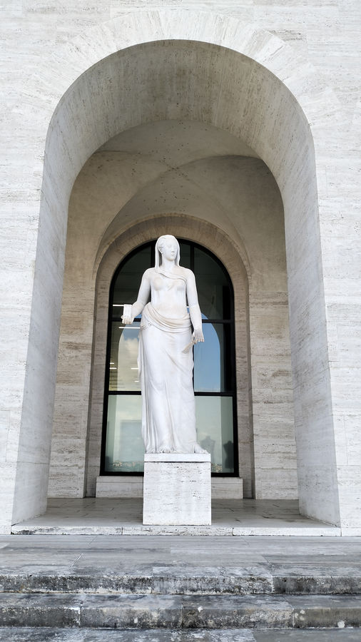 larchitettura-palazzo-della-civilta-italiana-eur-roma