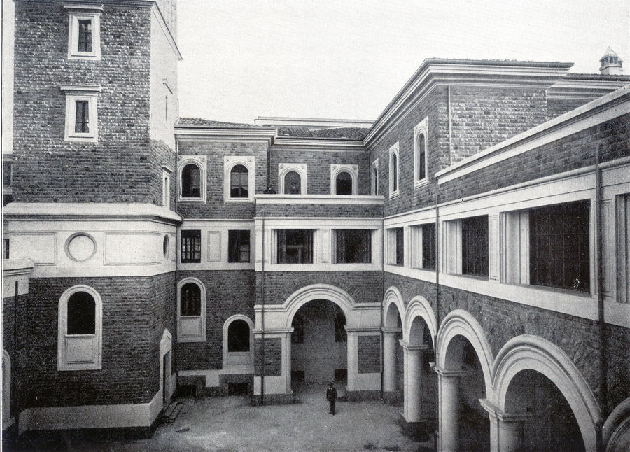 cortile-con-porticato-stazione-vigili-del-fuoco-roma