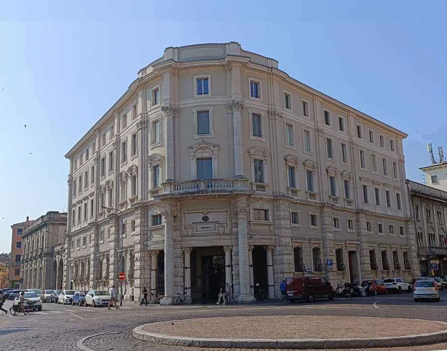 mantova-palazzo-dei-sindacati-fascisti-piazza-martiri-de-belfiore-al-crocevia-tra-via-matteotti-e-via-principe-amedeo-poi-consorzio-agrario-provinciale-oggi-banca