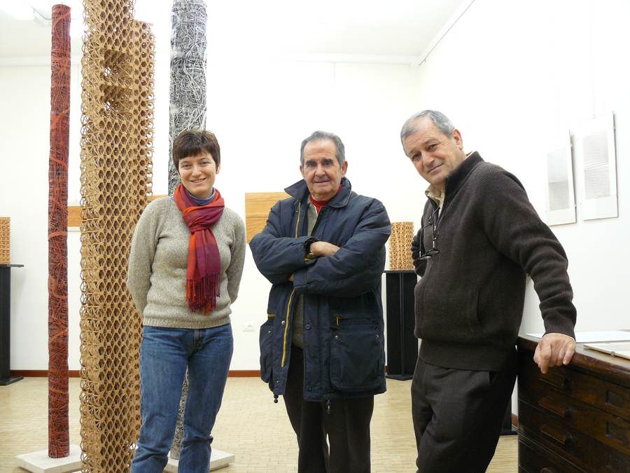 Salvatore Fornarola (al centro) con Arianna e Adalberto Sartori, (Mantova, Galleria Arianna Sartori)