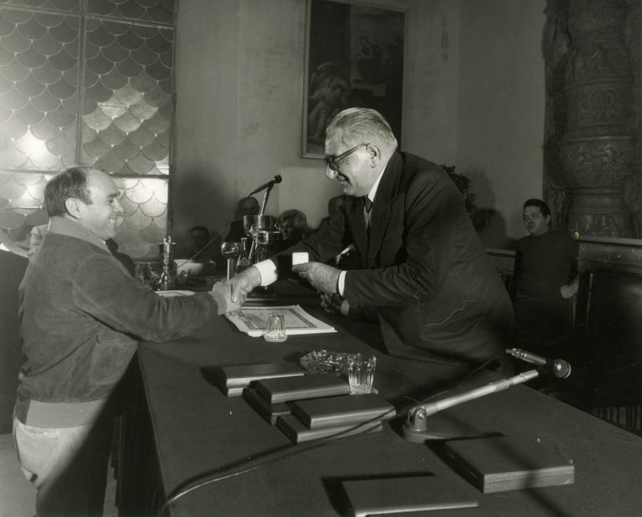 Giordano Garuti riceve la Medaglia d'oro I° premio al Concorso di Pittura Città di Cremona dal Sindaco Eminio Zanoni nel 1978