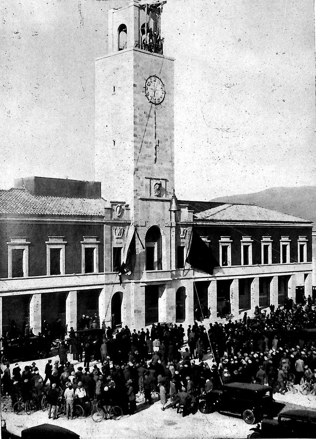 littoria-la-torre-comunale-la-campana-viene-issata