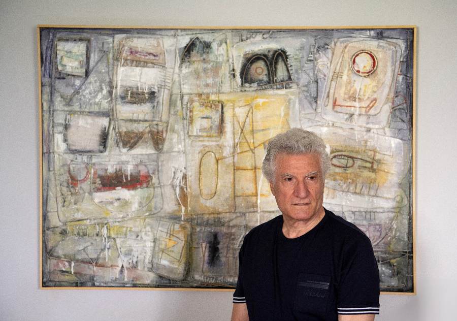 Antonio Izzo davanti ad un suo dipinto (foto di: Francesco Manguso)