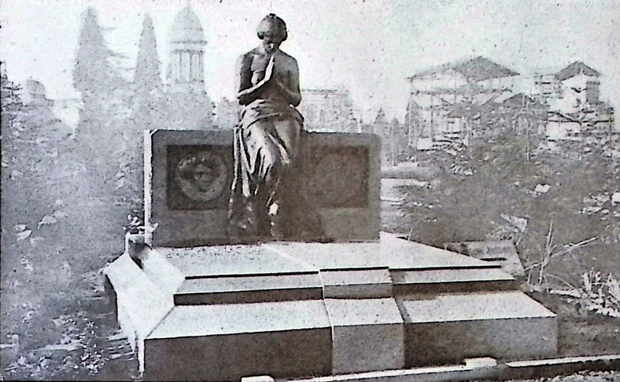 preghiera-monumento-funerario-nel-cimitero-monumentale-di-milano-tomba-sartorio