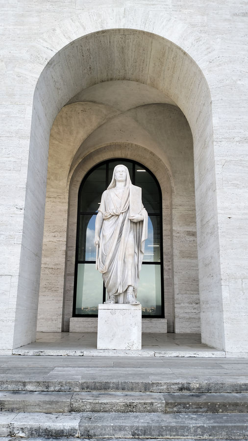 il-diritto-palazzo-della-civilta-italiana-eur-roma