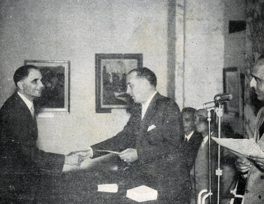 Il Ministro Tambroni consegna uno dei premi Michetti al pittore Margotti - 1955