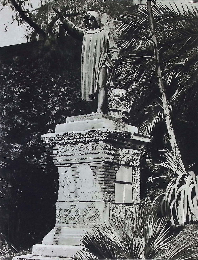 roma-campidoglio-statua-di-cola-di-rienzo-scalinata