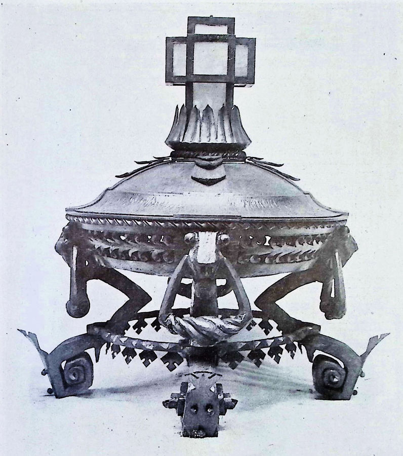 bracere-di-ferro-battuto-nella-colonna-ai-caduti-di-carbonera-trento