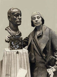 Fausta Vittoria Mengarini con il suo busto di Benito Mussolini