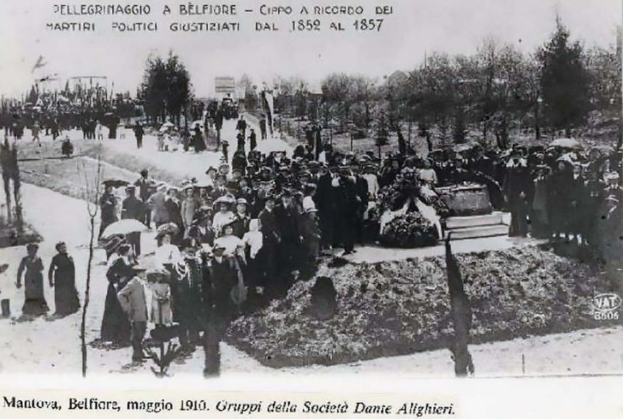 mantova-cippo-a-ricordo-dei-martiri-di-belfiore-pellegrinaggio-di-gruppi-della-societa-dante-alighieri-maggio-1910