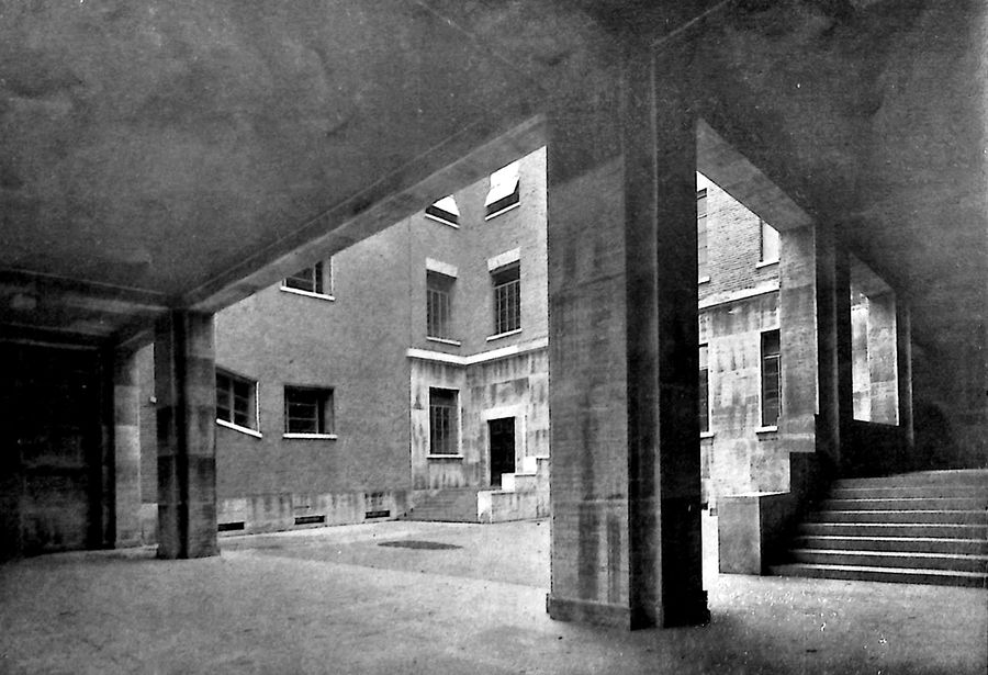 roma-sede-del-pontificio-ateneo-lateranense-la-massiccia-struttura-della-pensilina-donore