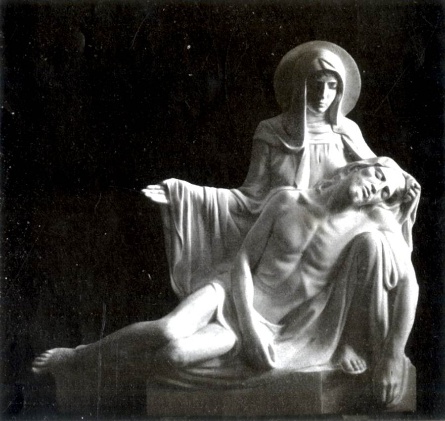 pieta-gruppo-in-marmo-nel-camposanto-di-roma-tomba-parisi