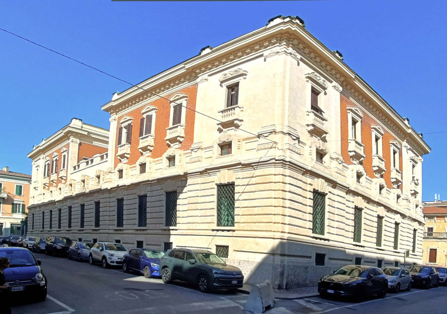 mantova-palazzo-banca-ditalia-angolo-via-giuseppe-bertani-via-scuola-grande-retro