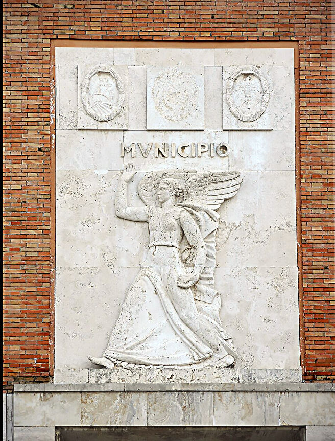 sabaudia-palazzo-del-municipio-vittoria-marciante