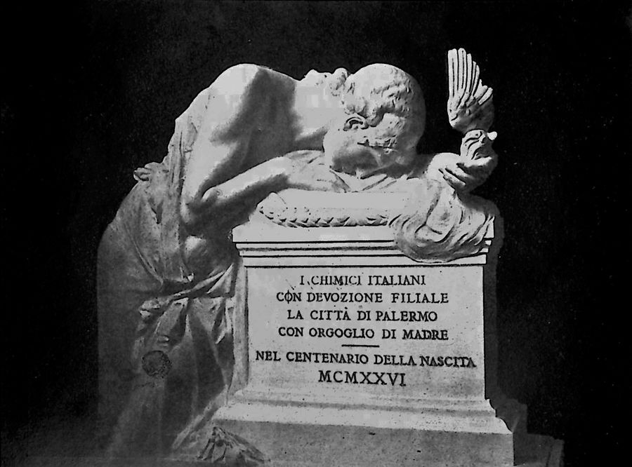 la-scienza-frammento-in-marmo-del-monumento-a-canizzaro-nel-pantheon-di-palermo