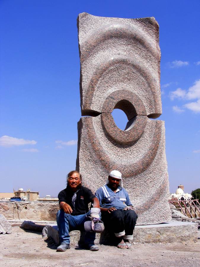 Yoshin Ogata accanto alla suo monumento 