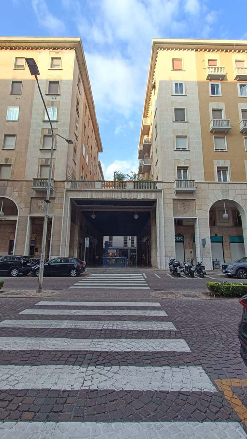 mantova-palazzo-bnl-banca-nazionale-del-lavoro-galleria-ferri