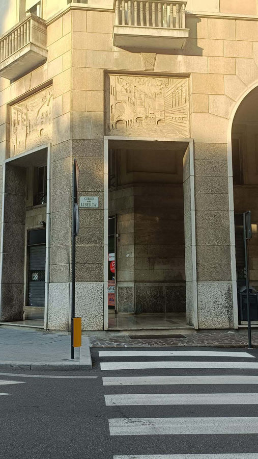 mantova-palazzo-bnl-banca-nazionale-del-lavoro-bassorilievo-di-enzo-nenci-il-rio